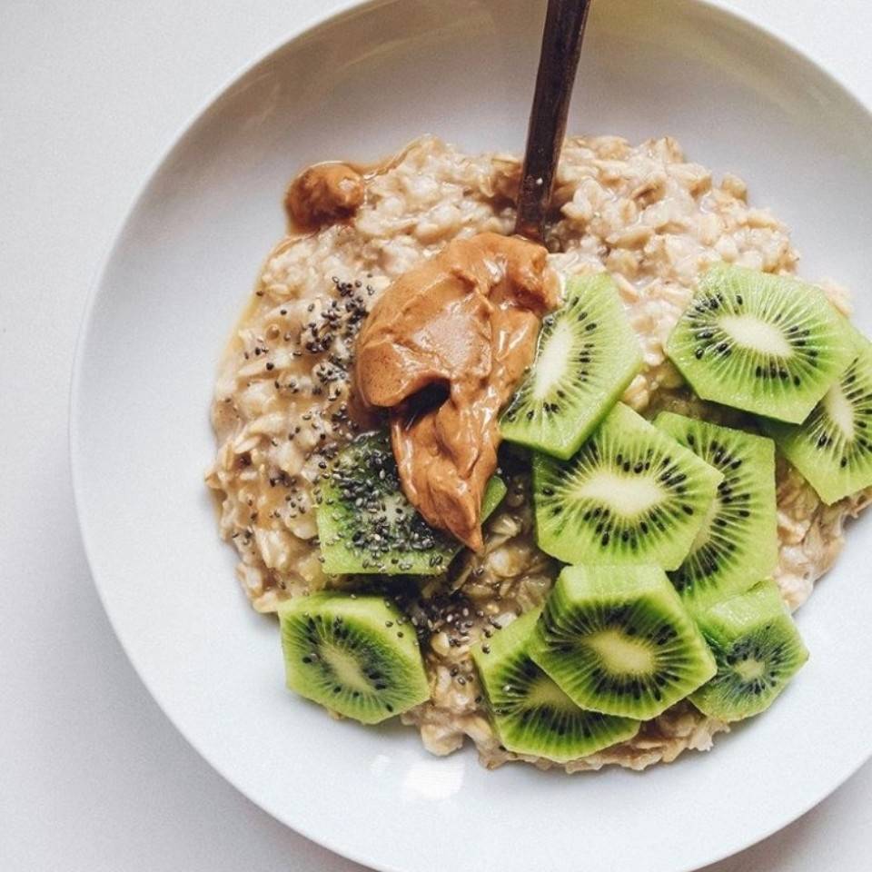 Porridge de avena con kiwi