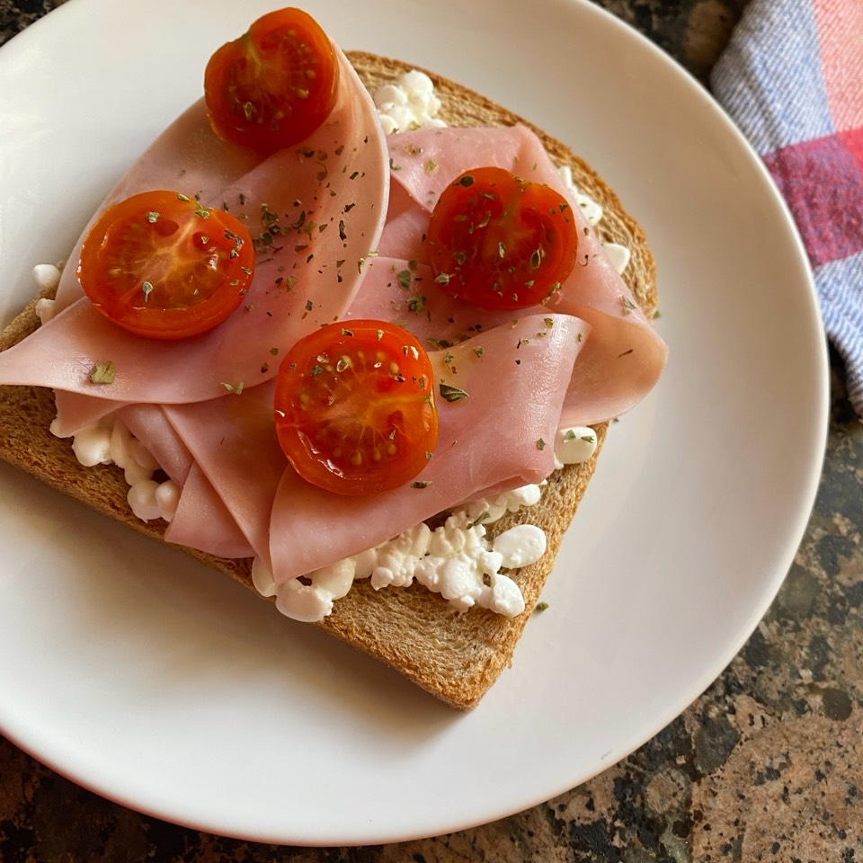 Tostada queso cottage, jam贸n cocido y cherries Tostada queso cottage, jam贸n cocido y cherries