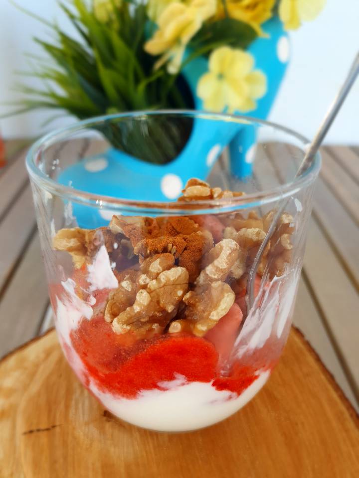 Helado natural con fresa, plátano y yogurt proteico