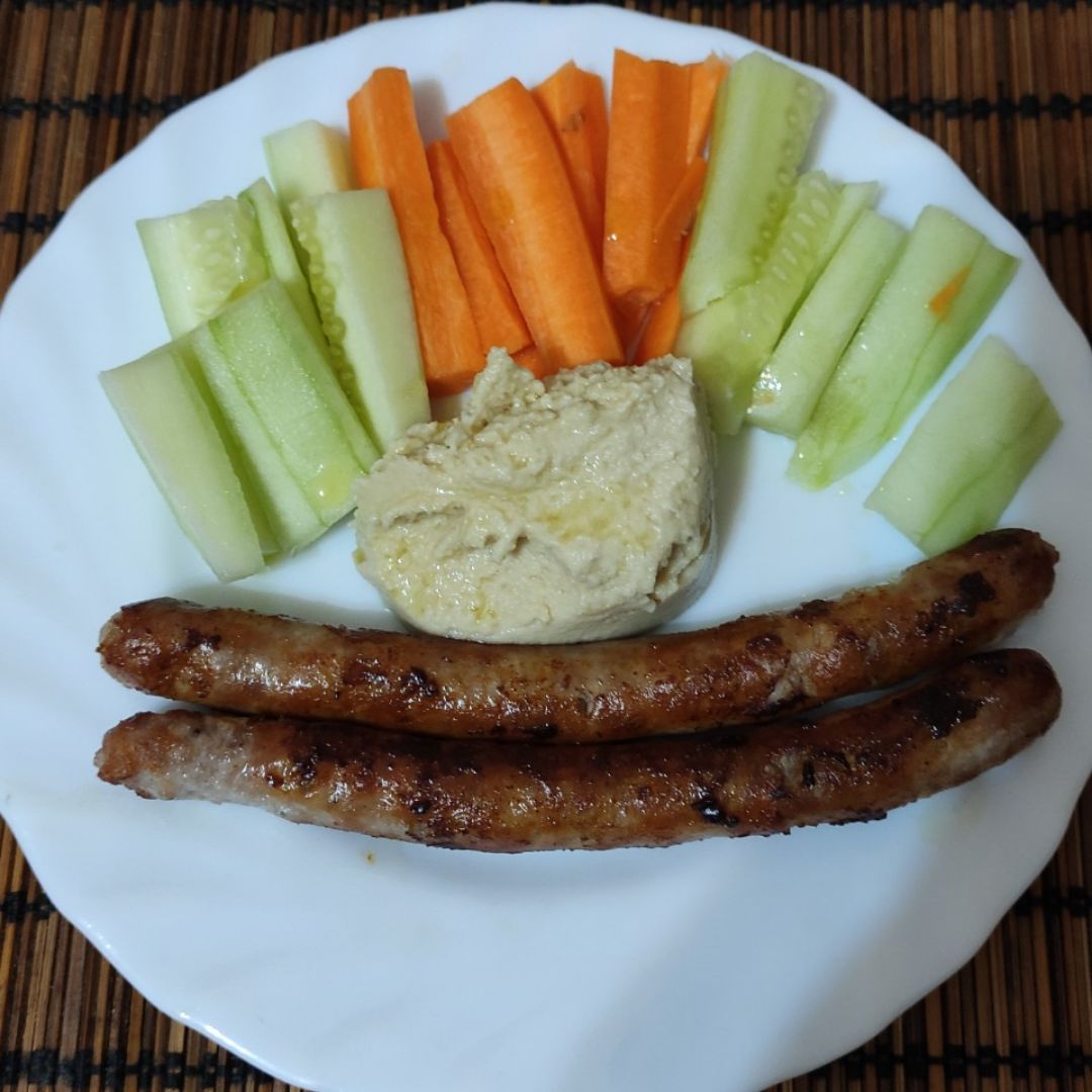 Crudites con hummus y salchichas 