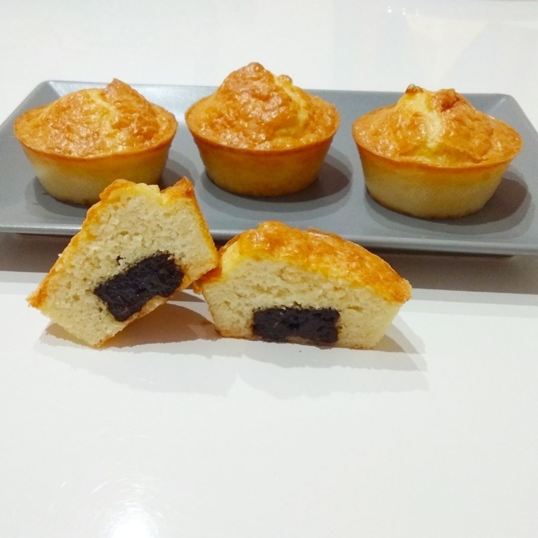 Muffins de almendra rellenos de ciruela Muffins de almendra rellenos de ciruela