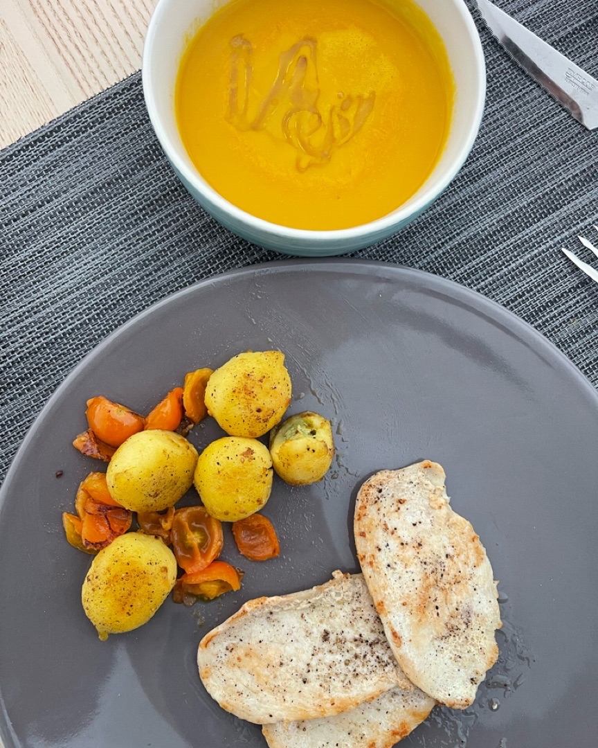 Crema de calabaza, pechuga de pollo a la plancha y ñoquis al pesto acompañaos de tomates cherrys Crema de calabaza, pechuga de pollo a la plancha y ñoquis al pesto acompañaos de tomates cherrys