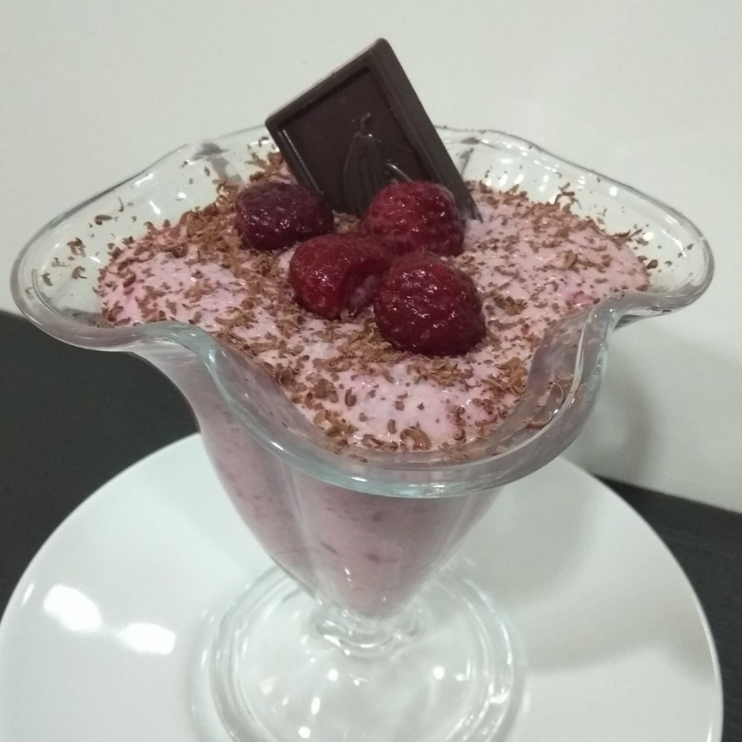 Pudin de kefir con frambuesas
