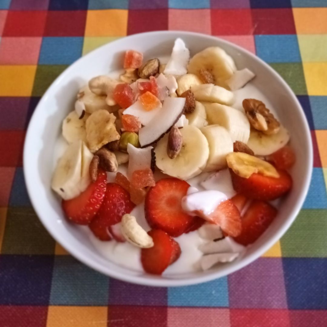 Bowl de yogur, fruta y frutos secos