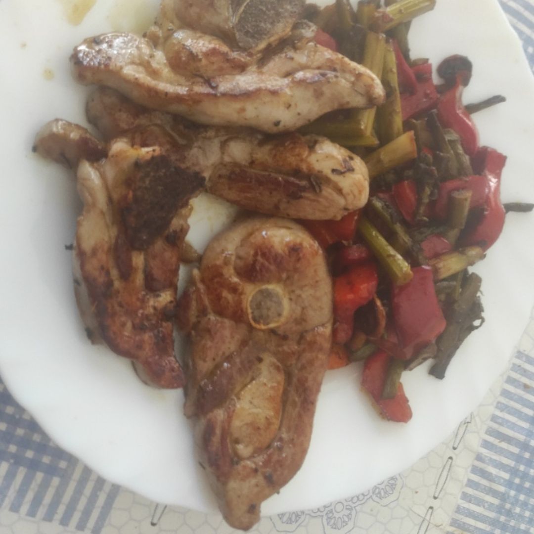 Espárragos trigueros con pimientos champiñones y zanahoria más chuletas de pavo Espárragos trigueros con pimientos champiñones y zanahoria más chuletas de pavo