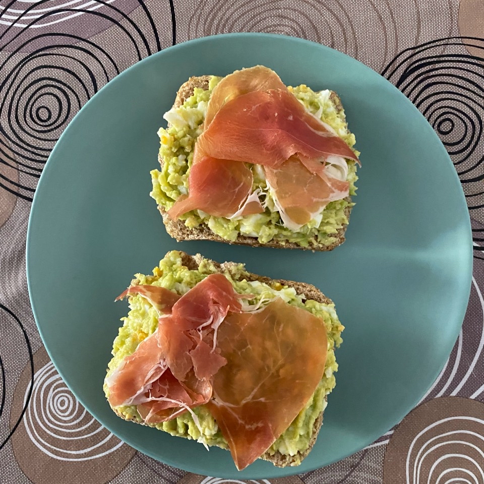 Tostadas con agucate, huevo duro y jam贸n 馃構馃 Tostadas con agucate, huevo duro y jam贸n 馃構馃