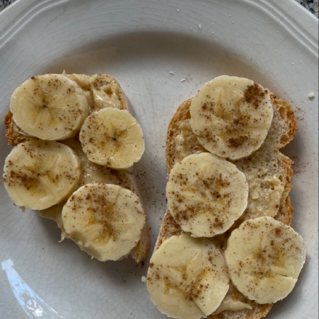 Tostadas de platano con crema de almendras casera Tostadas de platano con crema de almendras casera