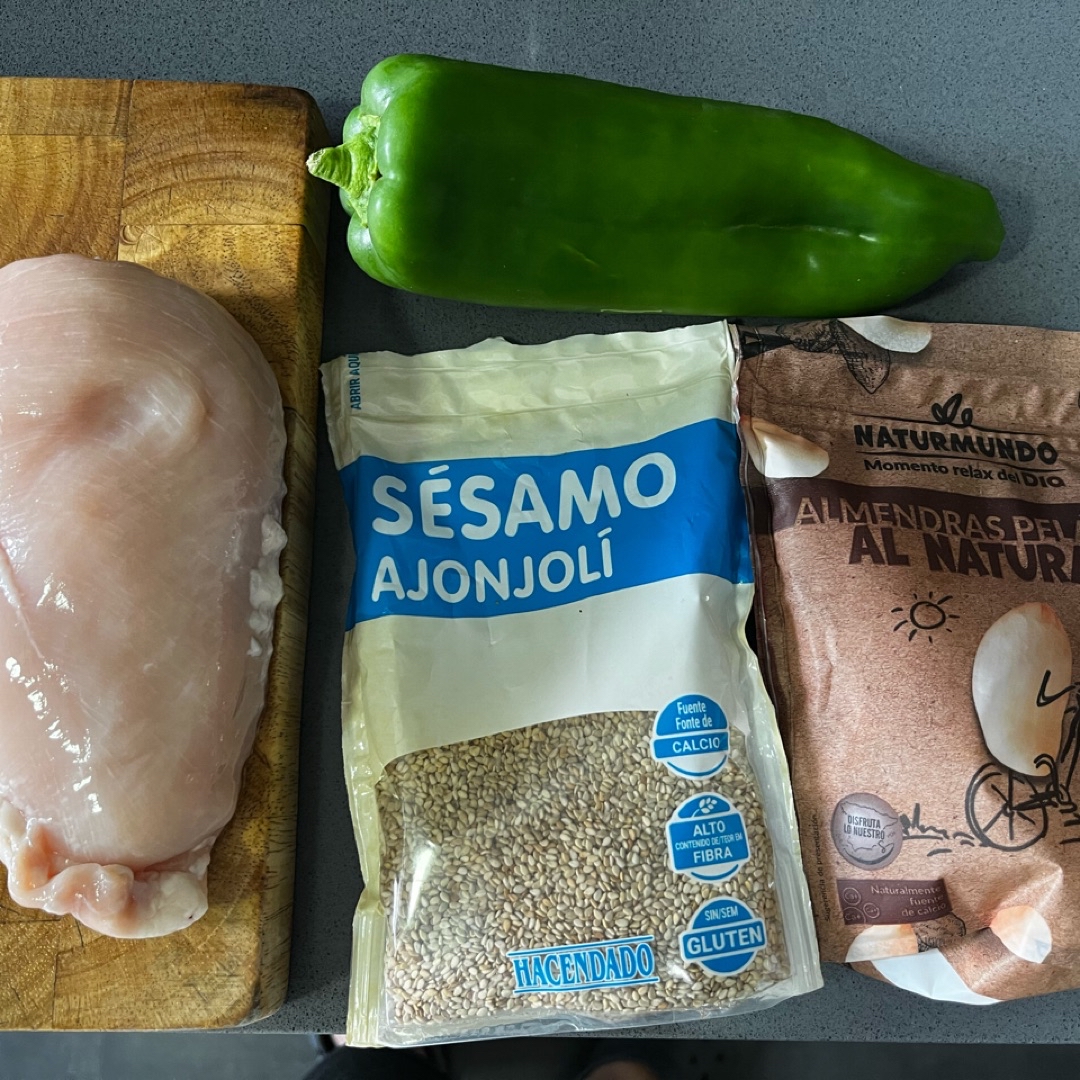 Pollo con pimientos y almendras Paso 0 Pollo con pimientos y almendras Paso 0