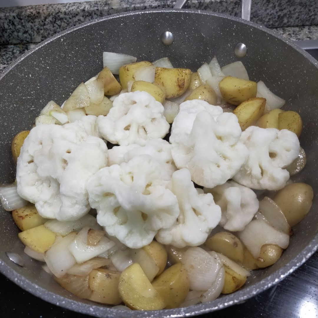 Crema de coliflor con salsa pesto de albahaca y pistacho 🍃 Paso 4 Crema de coliflor con salsa pesto de albahaca y pistacho 🍃 Paso 4
