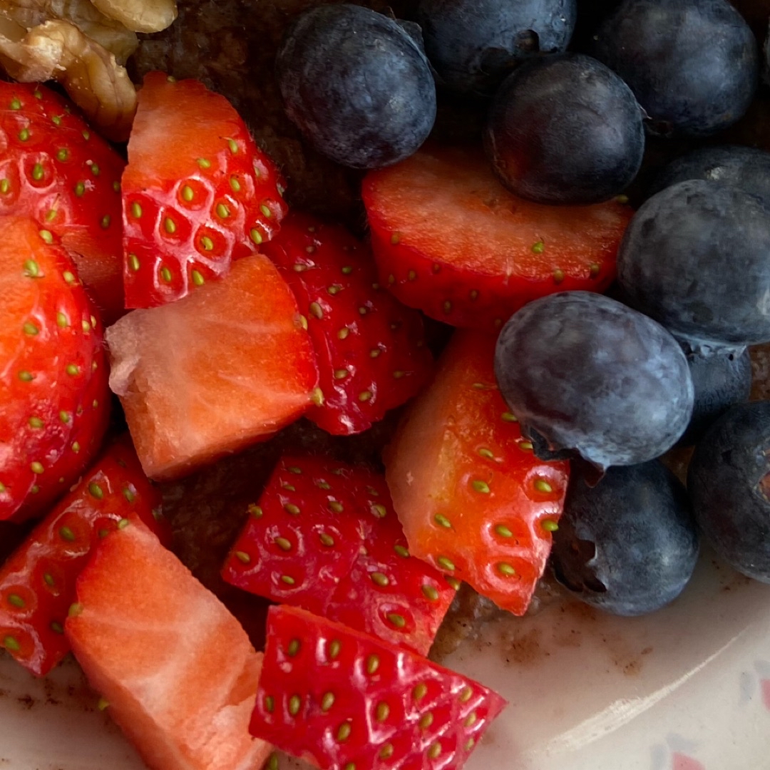bowl de fruta y queso fresco bowl de fruta y queso fresco