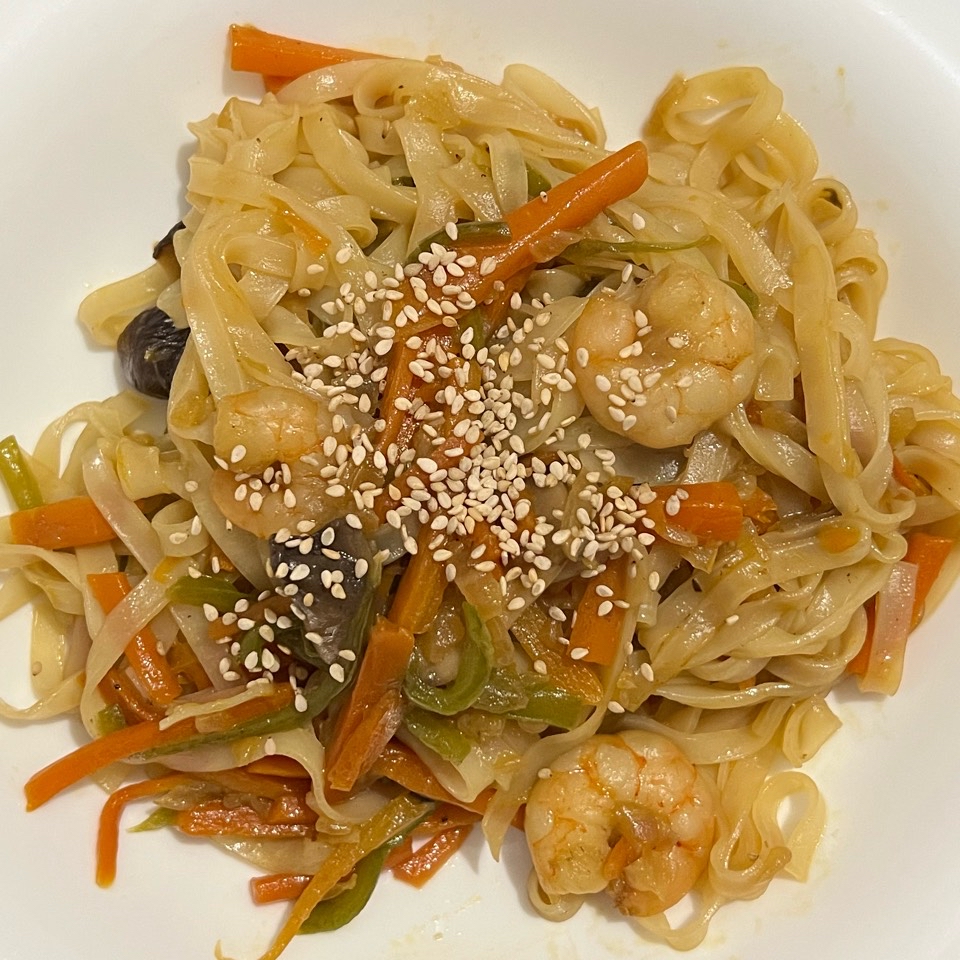 Noodles de arroz con gambas, setas y verduritas