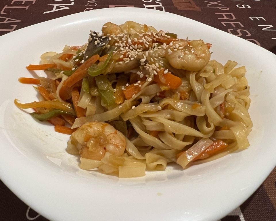 Noodles de arroz con gambas, setas y verduritas