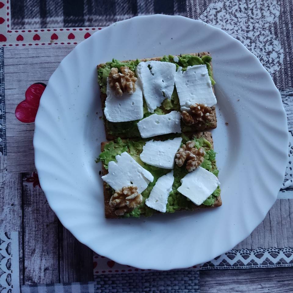 Crakets de espelta con aguacate y queso fresco de cabra Crakets de espelta con aguacate y queso fresco de cabra