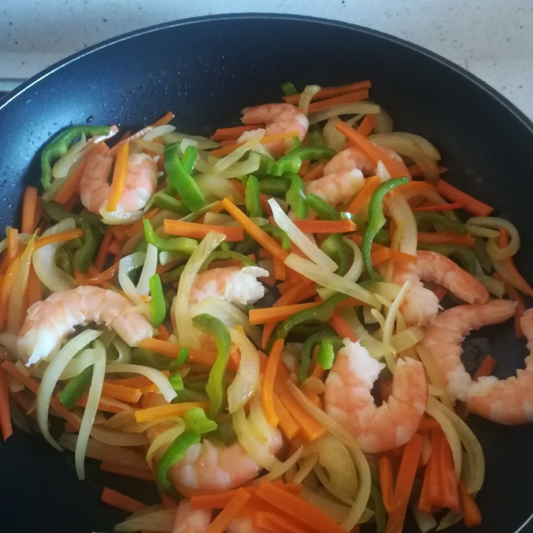Noodles con verduras y gambas Paso 1 Noodles con verduras y gambas Paso 1