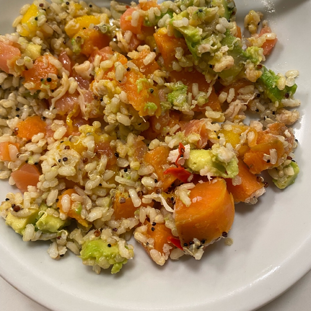 Poke de arroz con salmón, mango y aguacate Poke de arroz con salmón, mango y aguacate