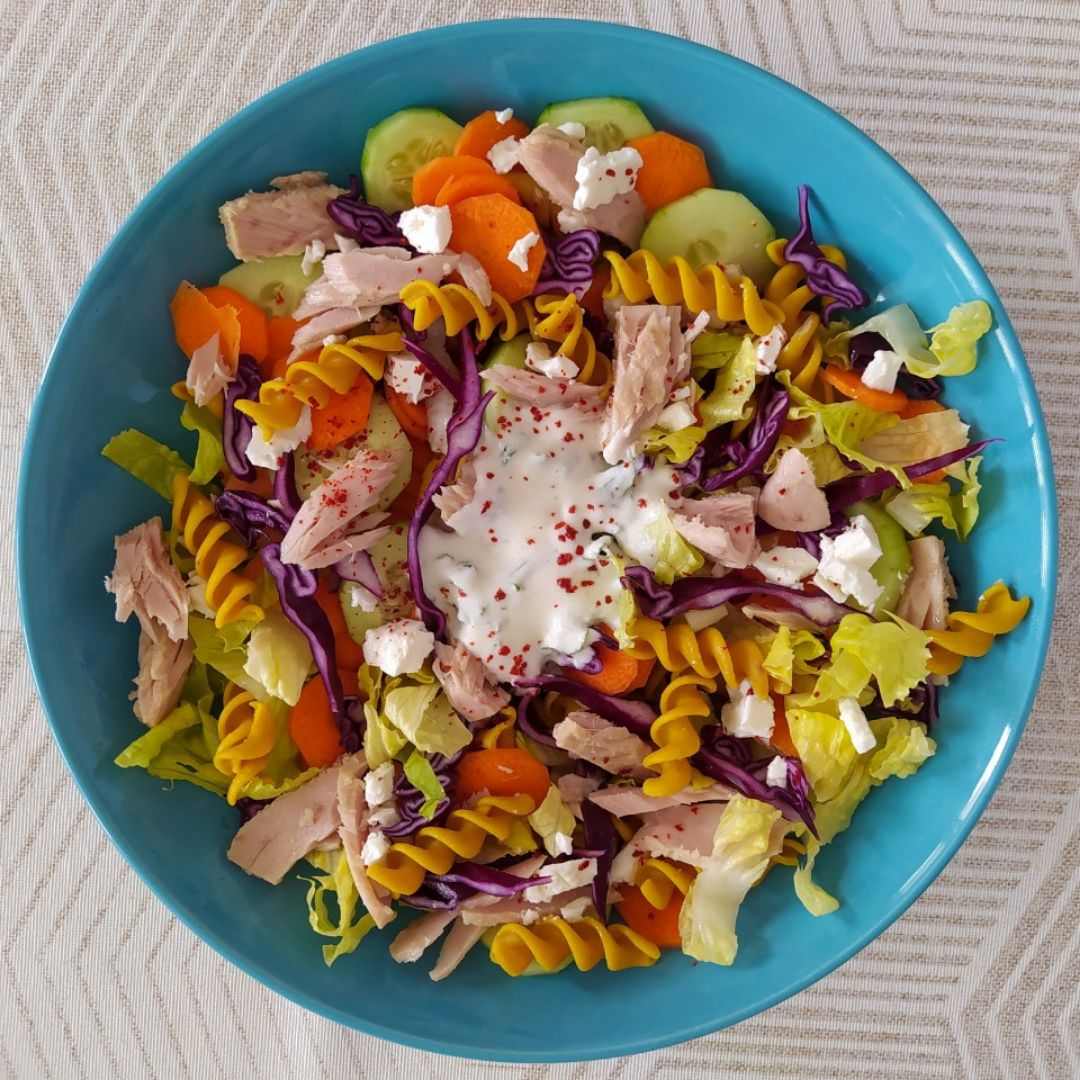 Ensalada de pasta con atún y salsa de yogur