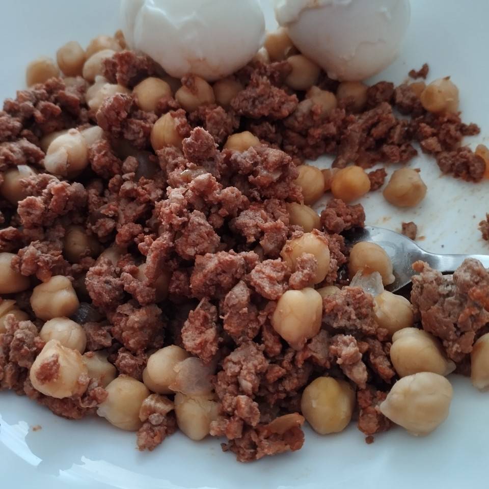 Garbanzos con carne picada y huevo cocido Garbanzos con carne picada y huevo cocido