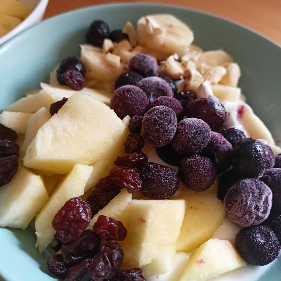 Yogurt griego con 🍏, 🫐 congelados, 🍌, pasas y anacardos Yogurt griego con 🍏, 🫐 congelados, 🍌, pasas y anacardos