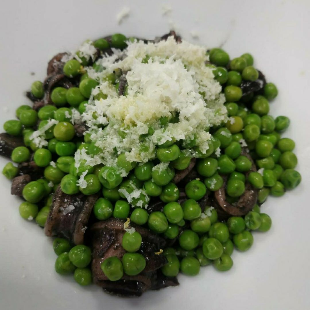 Guisantes con calamares en su tinta