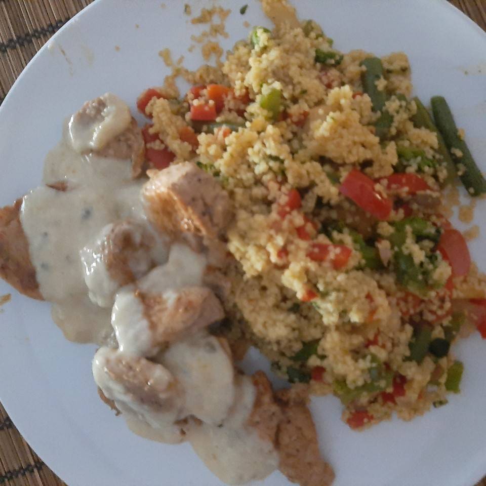 Solomillo a la pimienta con cous cous de verduras Solomillo a la pimienta con cous cous de verduras