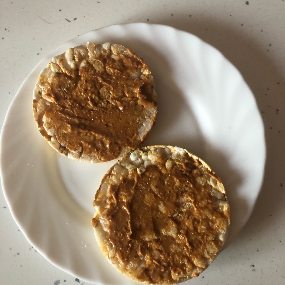 Tortitas de arroz con crema de cacahuete Tortitas de arroz con crema de cacahuete