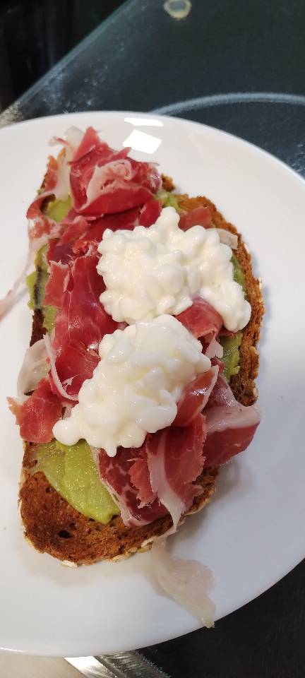 Tostada de aguacate, jamón de cebo y cottage