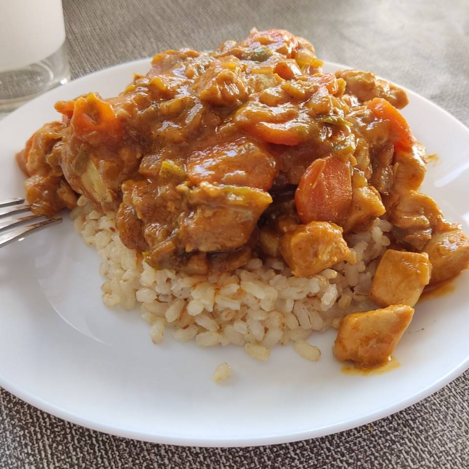 Pollo al curry con verduras y arroz Pollo al curry con verduras y arroz