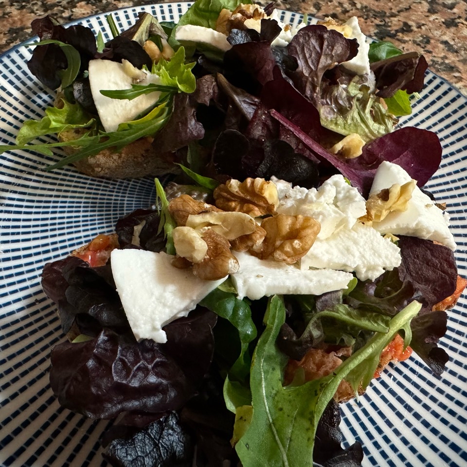 Tostada con queso fresco y nueces