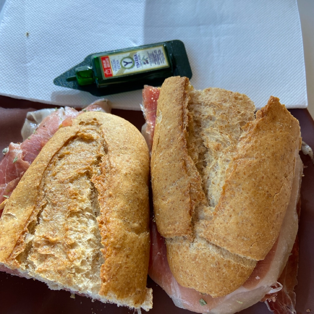 Pan integral con serrano-tumaca y avoe