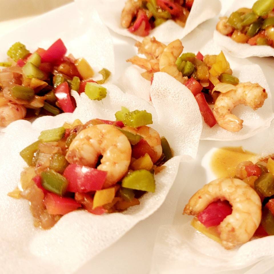 Papel de arroz relleno de verduras y gambas Papel de arroz relleno de verduras y gambas