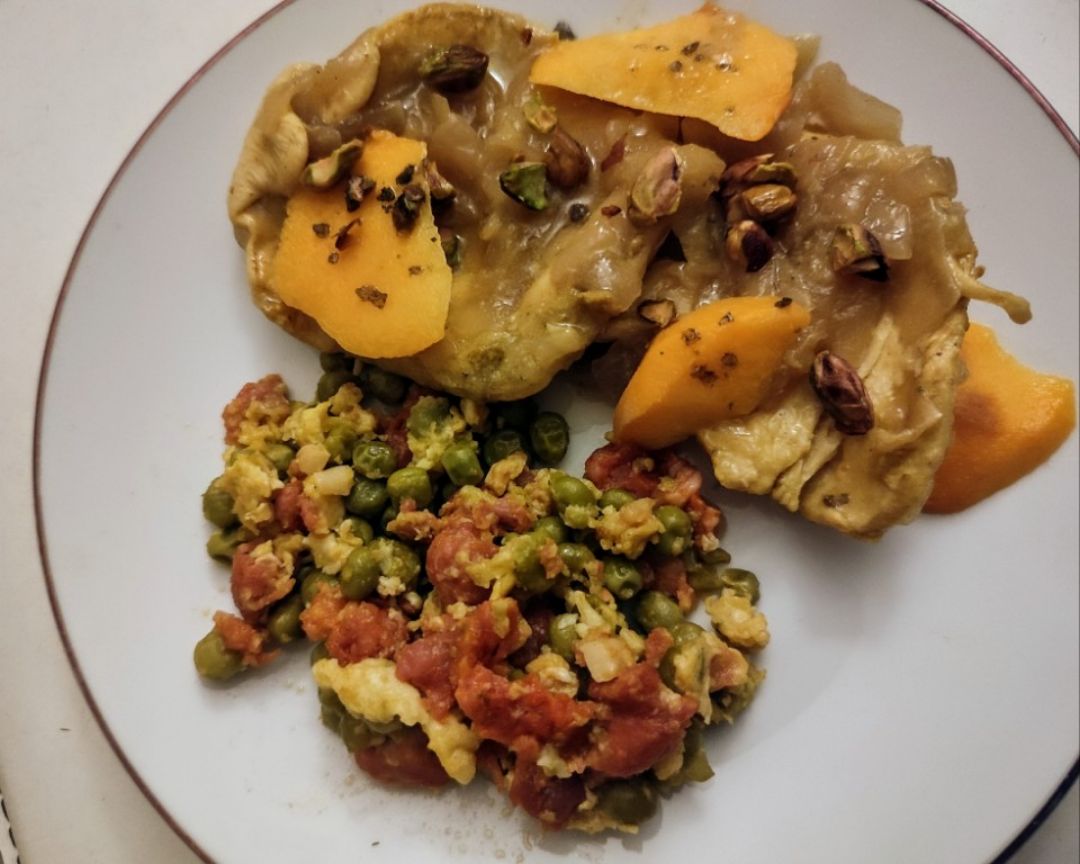 Guisantes picantes salteados con chorizo oreado y huevos revueltos. Guisantes picantes salteados con chorizo oreado y huevos revueltos.