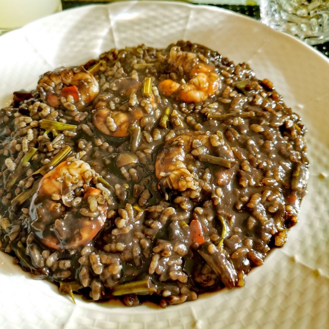 Arroz negro con gambon y espárragos trigueros. Arroz negro con gambon y espárragos trigueros.