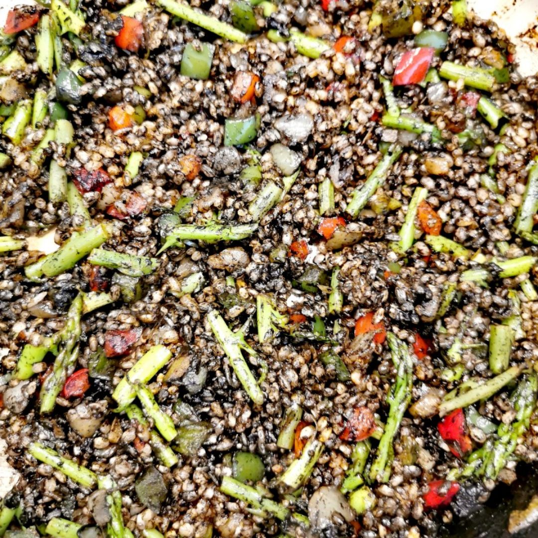 Arroz negro con gambon y espárragos trigueros. Paso 2 Arroz negro con gambon y espárragos trigueros. Paso 2