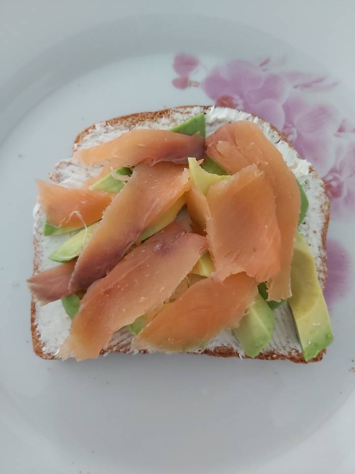 Tostada de pan integral,queso Philadelphia,aguacate y salmón ahumado