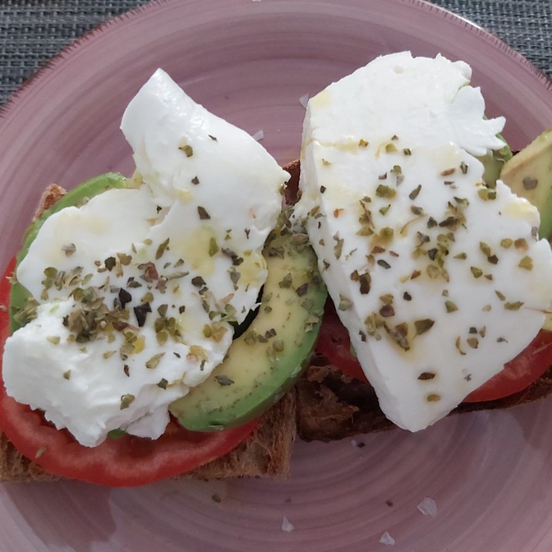 Tostadas con aguacate, tomate y queso fresco. Tostadas con aguacate, tomate y queso fresco.