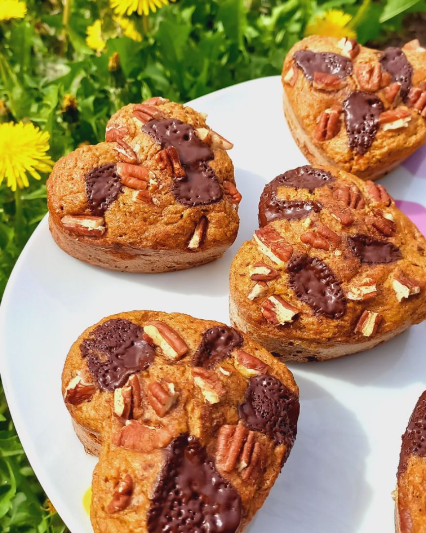 Muffins de zanahoria 🥕, uvas 🍇 pasas, nueces pecanas y chocolate 🍫. Muffins de zanahoria 🥕, uvas 🍇 pasas, nueces pecanas y chocolate 🍫.