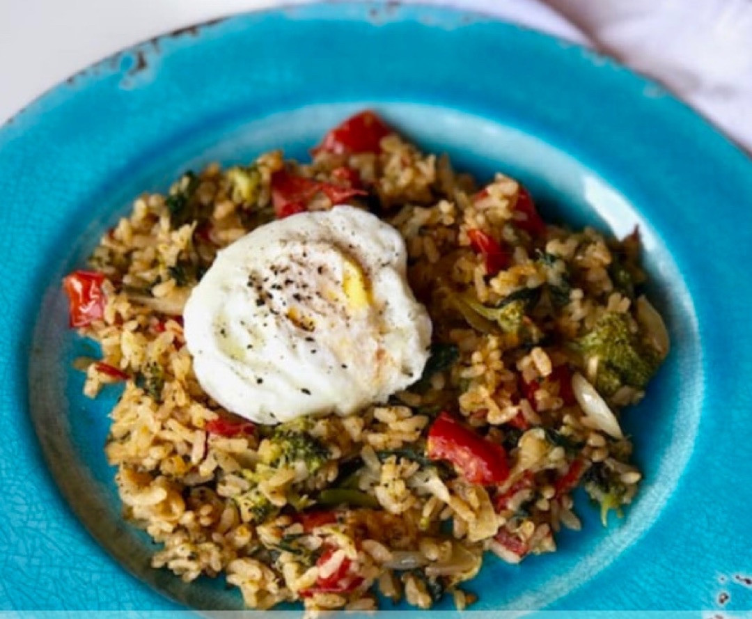 Arroz con brócoli, tomate y huevo Arroz con brócoli, tomate y huevo