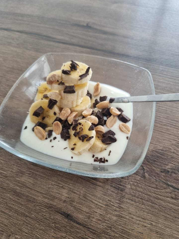 Yogur con platano y chocolate Yogur con platano y chocolate