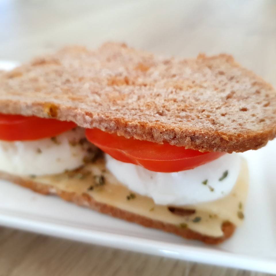 Tostada con queso, tomate y huevo
