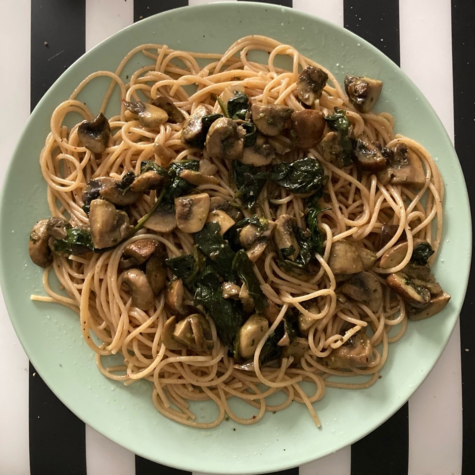 Espaguetis integrales con champiñones y espinacas