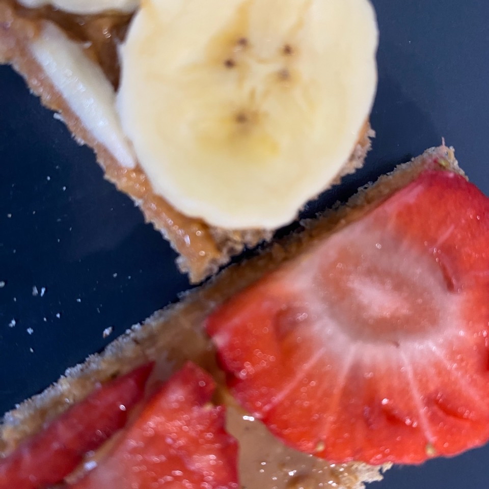Tostadas con crema de cacahuete, plátano y fresas 