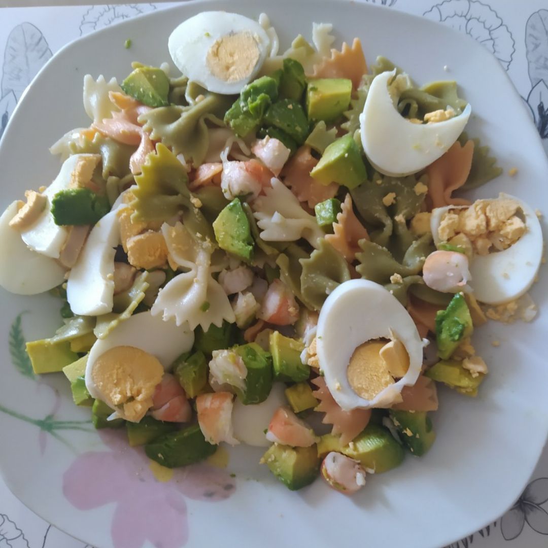 Lazos vegetales con huevo cocido,aguacate y langostinos Lazos vegetales con huevo cocido,aguacate y langostinos