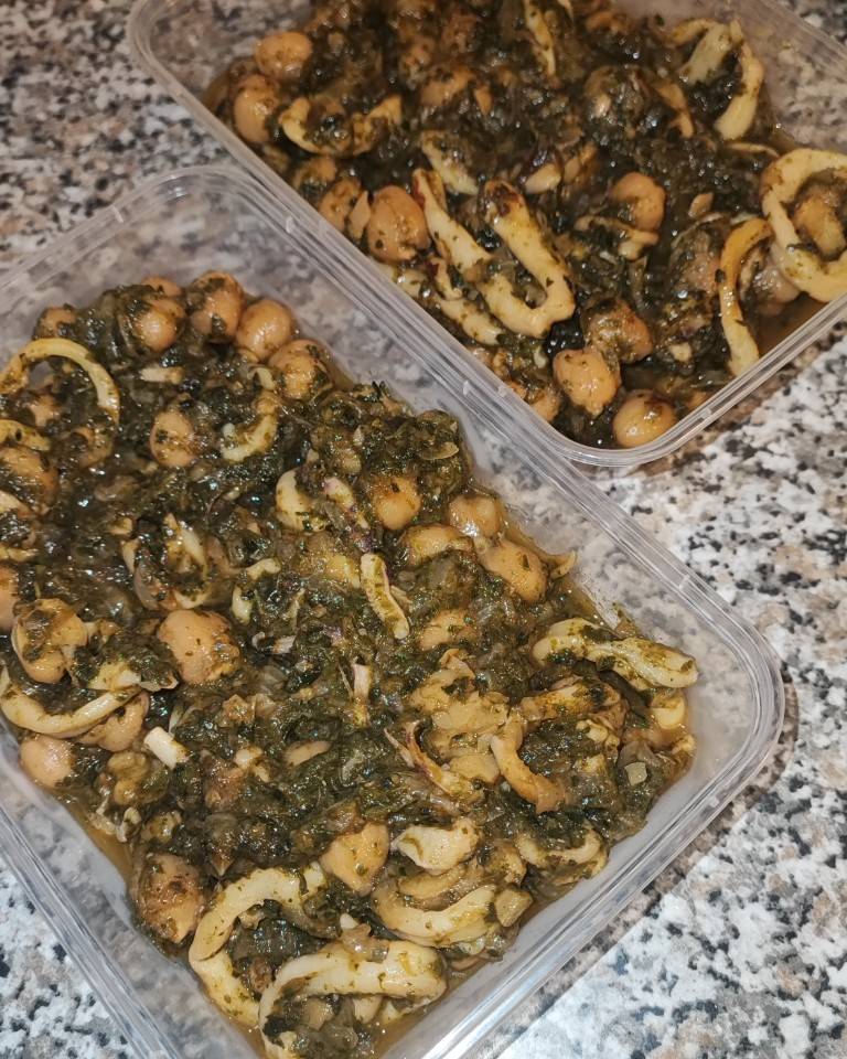 Garbanzos con chipirones y espinacas