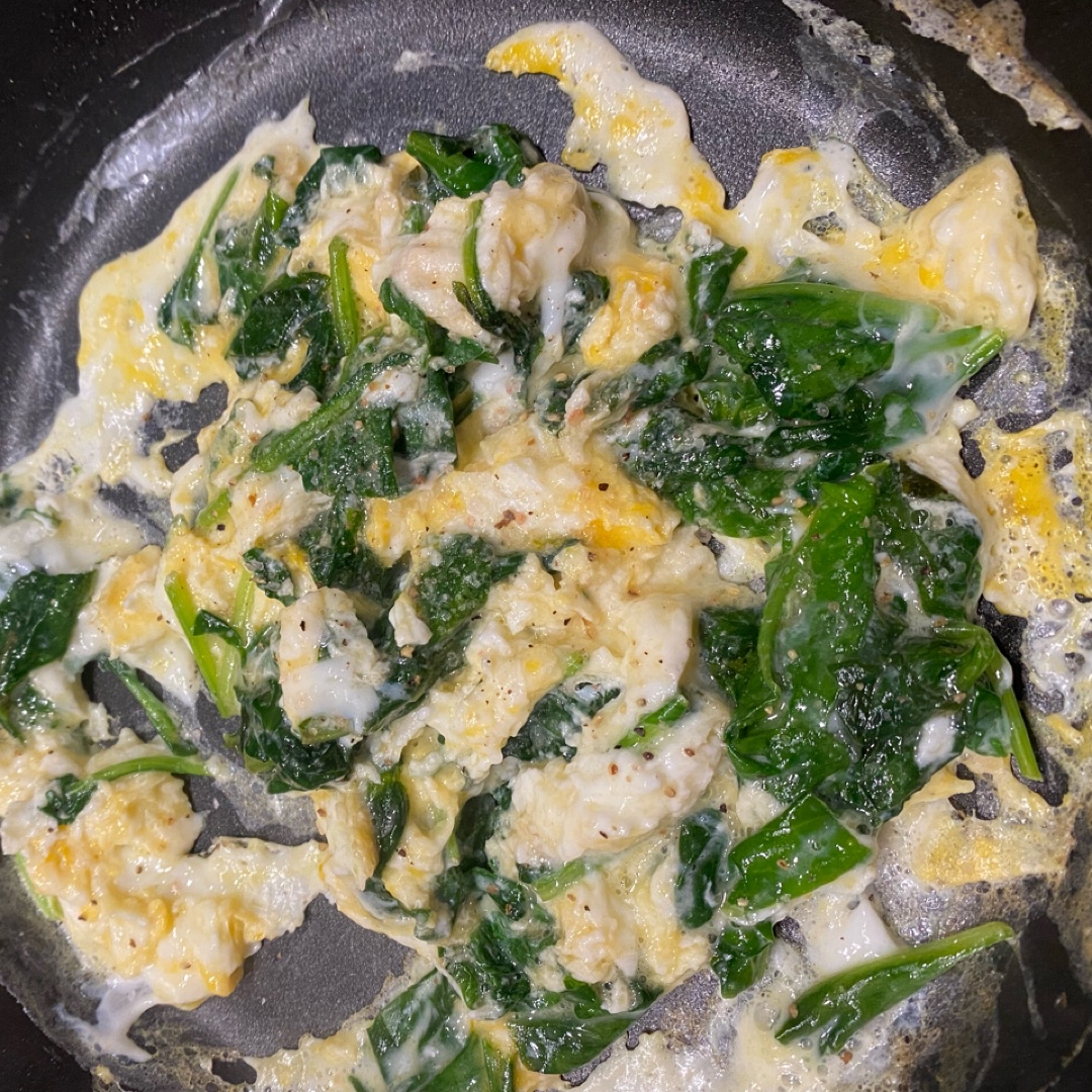 Huevos revueltos con espinacas Paso 1 Huevos revueltos con espinacas Paso 1