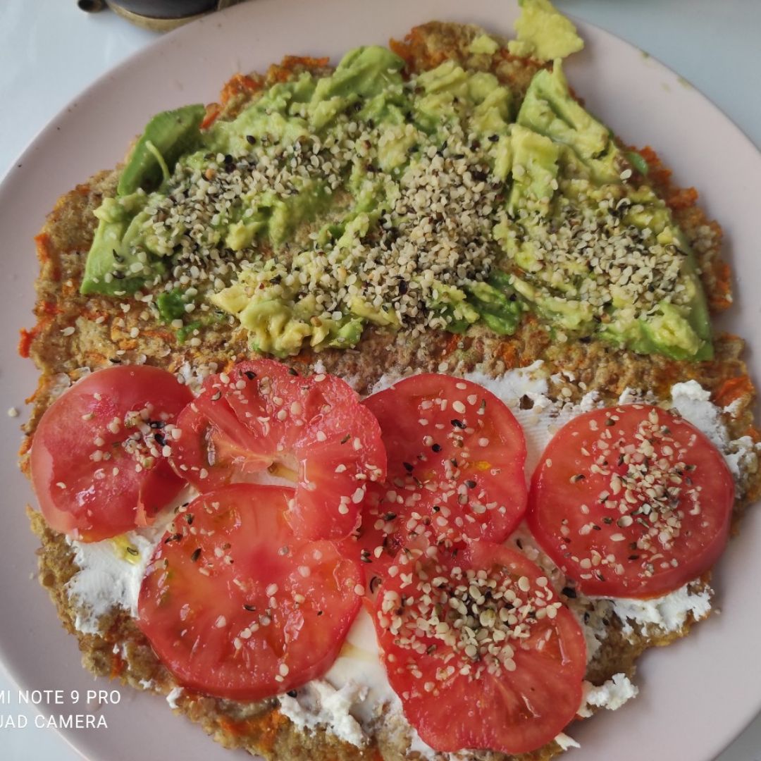 Torta de avena , zanahoria y lino, con aguacate, queso real food, tomate y semillas de cáñamo Torta de avena , zanahoria y lino, con aguacate, queso real food, tomate y semillas de cáñamo