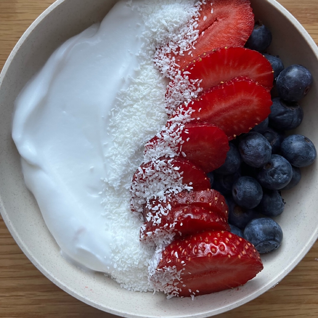 desayuno yogur y fruta desayuno yogur y fruta