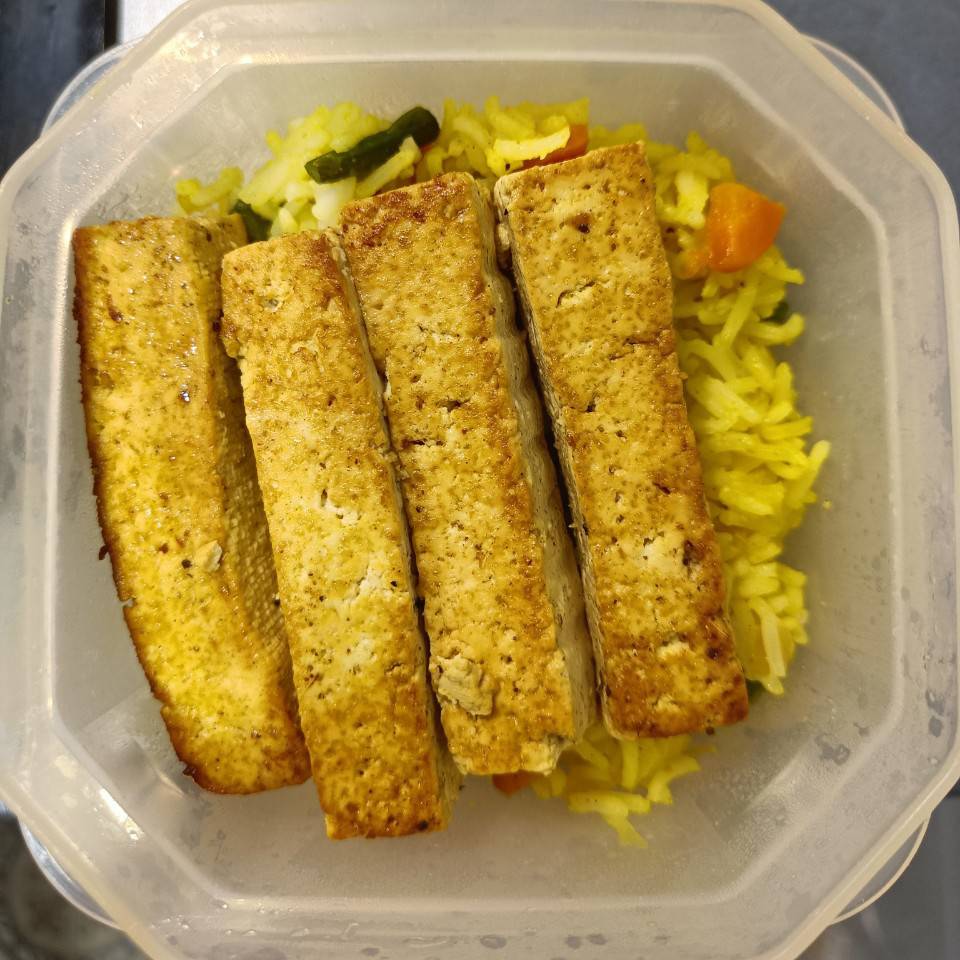 Arroz con verduras y tofu