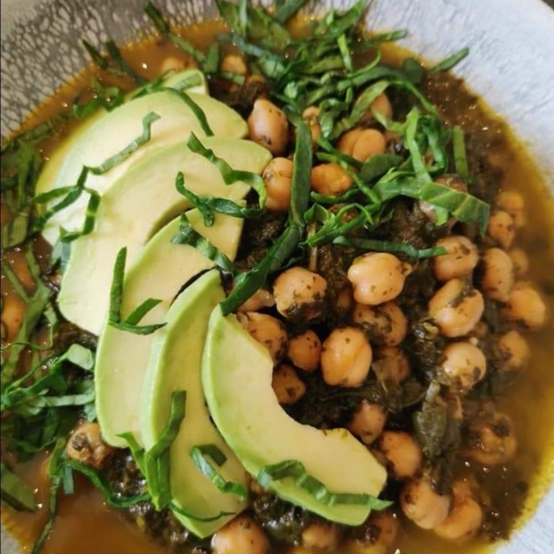 Garbanzos con espinacas y aguacate. 
