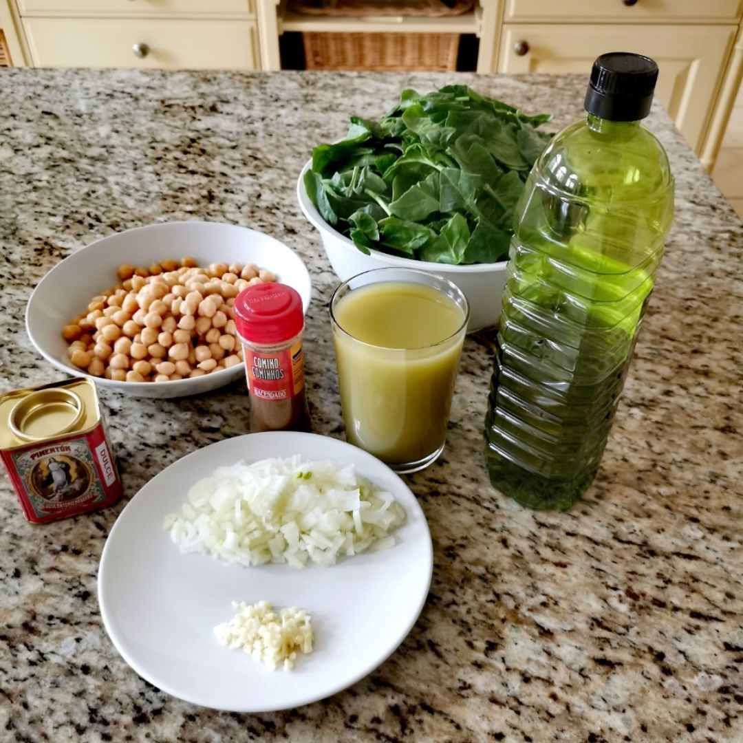 Garbanzos con espinacas y aguacate.  Paso 0
