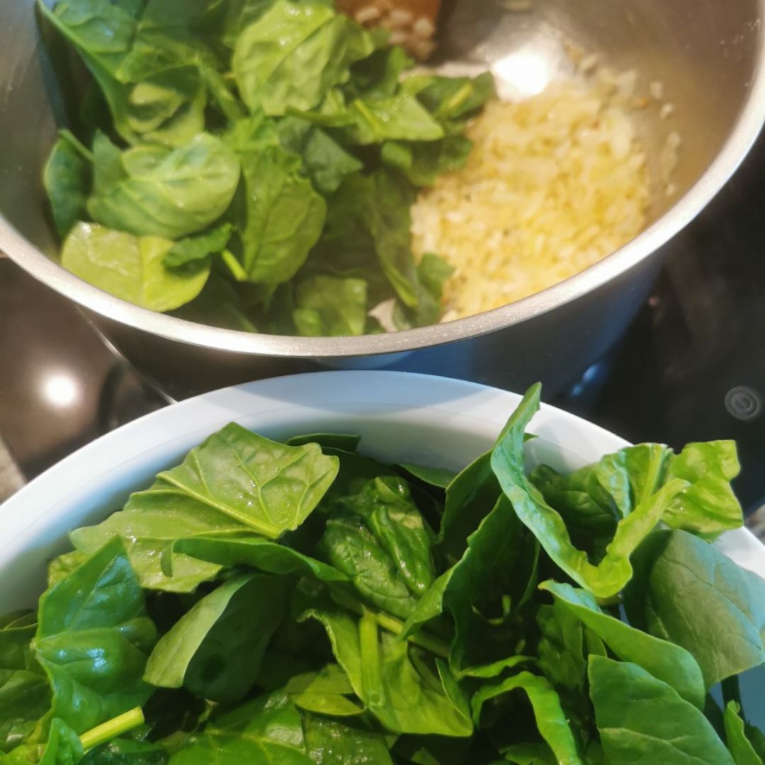 Garbanzos con espinacas y aguacate.  Paso 1